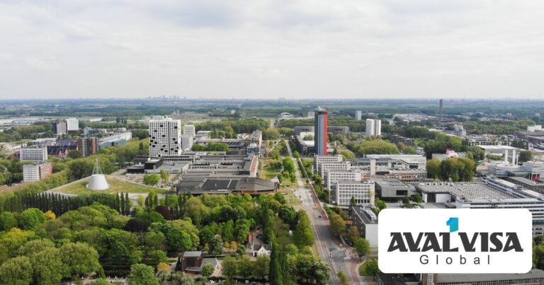 نمای هوایی پردیس دانشگاه صنعتی دلفت (TU Delft) در هلند، با ساختمانهای دانشکدهها، مخروط کتابخانه و فضای سبز