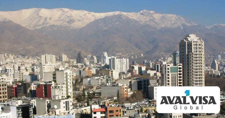 نمای شمال تهران با برجها و ساختمانهای شهر و کوههای برفی البرز در پسزمینه، در یک روز آفتابی